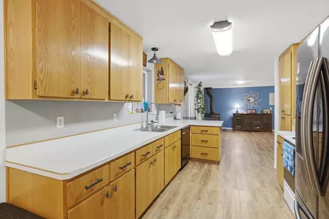 Kitchen - 1406 Circle Bar Dr, La Pine, OR 97739 photo 4 of 5