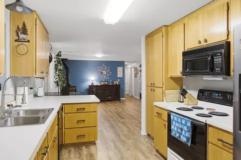 Kitchen - 1406 Circle Bar Dr, La Pine, OR 97739 photo 3 of 5