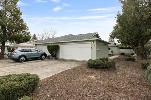 Exterior - 331 N 8th St, Central Point, OR 97502 photo 3 of 7