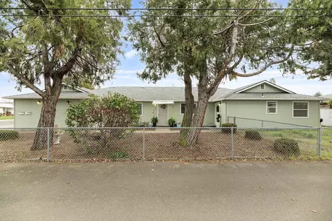 331 N 8th St, Central Point, OR 97502