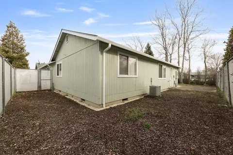 Exterior - 731 Maple St, Central Point, OR 97502 photo 2 of 6