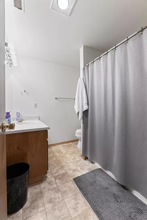 Bath - 731 Maple St, Central Point, OR 97502 photo 2 of 2