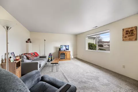 Living - 731 Maple St, Central Point, OR 97502 photo 4 of 5