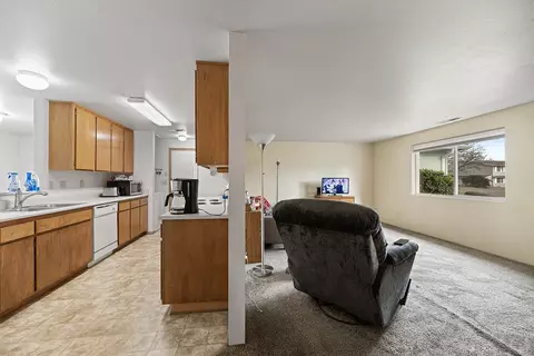Living - 731 Maple St, Central Point, OR 97502 photo 5 of 5