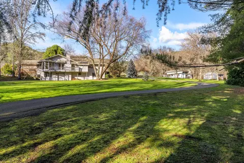 949 Wards Creek Rd, Rogue River, OR 97537