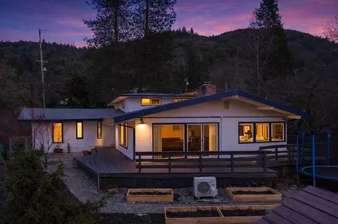 1305 NE Roseana Dr, Grants Pass, OR 97526