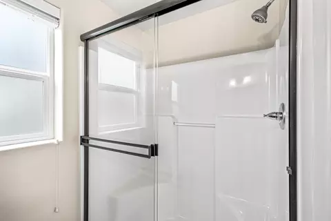 Bath - 3288 Grant Rd, Central Point, OR 97502 photo 1 of 4