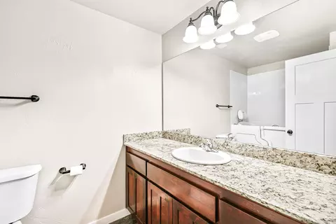 Bath - 3288 Grant Rd, Central Point, OR 97502 photo 4 of 4