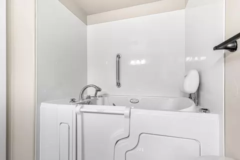 Bath - 3288 Grant Rd, Central Point, OR 97502 photo 3 of 4