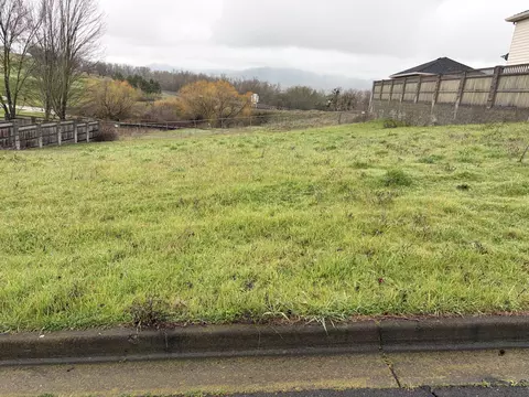 2720 Donnalee Dr, Medford, OR 97504