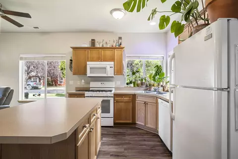 Kitchen - 61210 Larkspur Loop, Bend, OR 97702 photo 4 of 4
