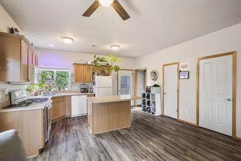 Kitchen - 61210 Larkspur Loop, Bend, OR 97702 photo 3 of 4