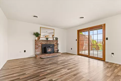 Living - 401 Elm St, Phoenix, OR 97535 photo 2 of 7