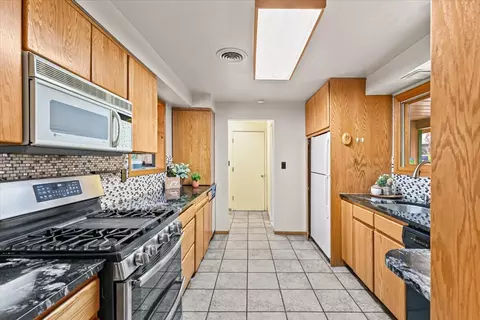 Kitchen - 401 Elm St, Phoenix, OR 97535 photo 1 of 5