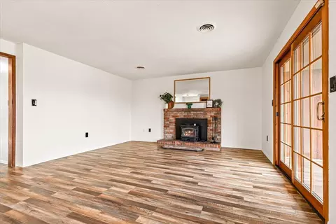Living - 401 Elm St, Phoenix, OR 97535 photo 4 of 7