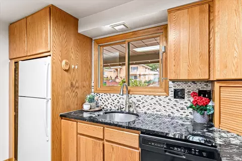 Kitchen - 401 Elm St, Phoenix, OR 97535 photo 2 of 5