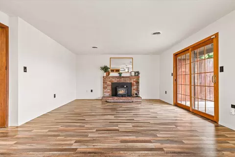 Living - 401 Elm St, Phoenix, OR 97535 photo 5 of 7