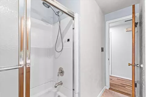 Bath - 401 Elm St, Phoenix, OR 97535 photo 2 of 3