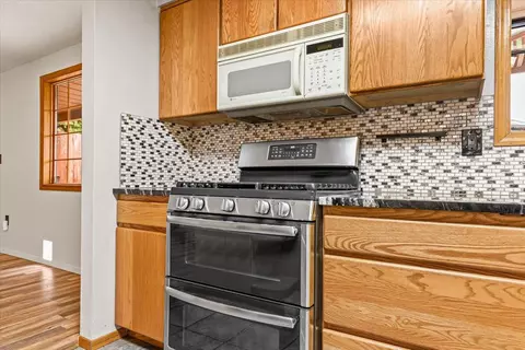Kitchen - 401 Elm St, Phoenix, OR 97535 photo 4 of 5