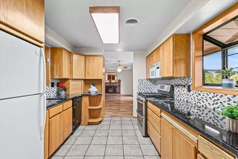 Kitchen - 401 Elm St, Phoenix, OR 97535 photo 5 of 5