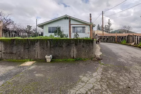 Exterior - 214 Berglund St, Rogue River, OR 97537 photo 2 of 6