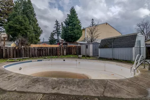 Exterior - 214 Berglund St, Rogue River, OR 97537 photo 5 of 6