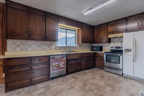 Kitchen - 214 Berglund St, Rogue River, OR 97537 photo 1 of 2