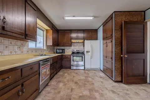 Kitchen - 214 Berglund St, Rogue River, OR 97537 photo 2 of 2