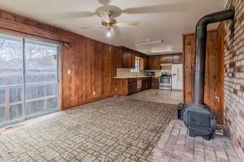 Living - 214 Berglund St, Rogue River, OR 97537 photo 3 of 4