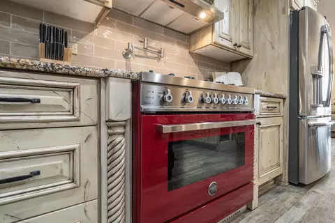 Kitchen - 62111 Cody Rd, Bend, OR 97701 photo 4 of 6