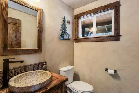 Bath - 62111 Cody Rd, Bend, OR 97701 photo 3 of 4