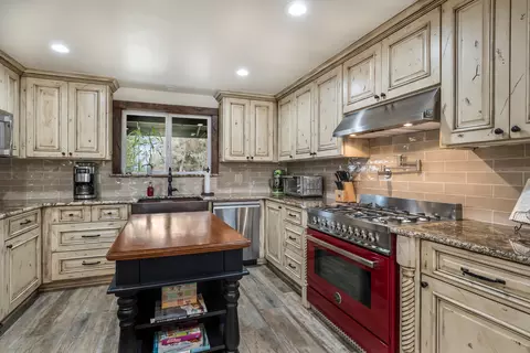 Kitchen - 62111 Cody Rd, Bend, OR 97701 photo 2 of 6