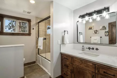 Bath - 62111 Cody Rd, Bend, OR 97701 photo 1 of 4