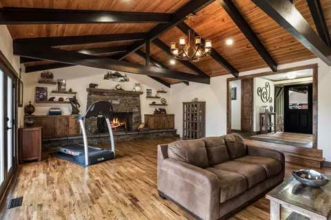 Living - 62111 Cody Rd, Bend, OR 97701 photo 4 of 4