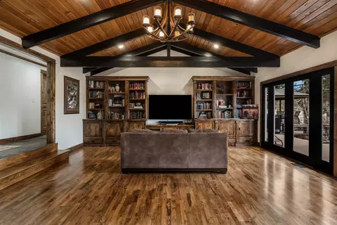 Living - 62111 Cody Rd, Bend, OR 97701 photo 1 of 4