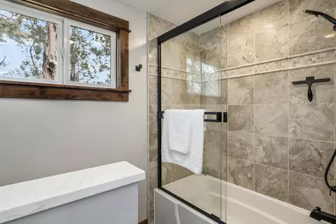 Bath - 62111 Cody Rd, Bend, OR 97701 photo 2 of 4