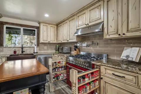 Kitchen - 62111 Cody Rd, Bend, OR 97701 photo 5 of 6