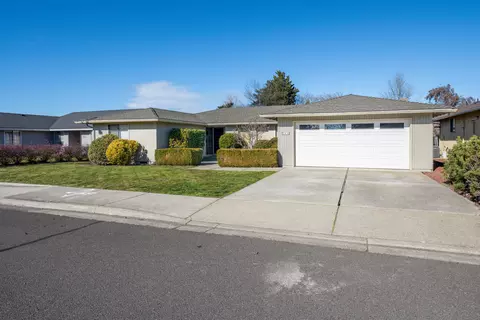 540 Golf View Dr, Medford, OR 97504