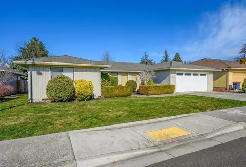 540 Golf View Dr, Medford, OR 97504