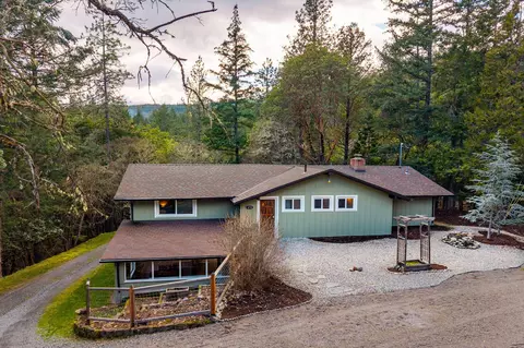 475 Wagon Trail Dr, Jacksonville, OR 97530