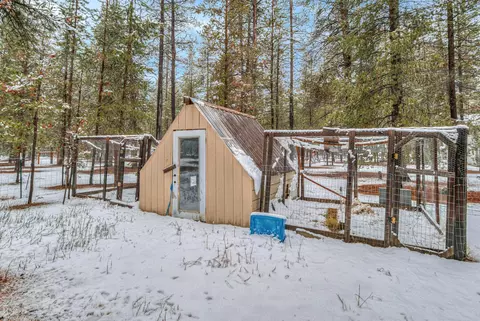 Exterior - 52351 Dustan Rd, La Pine, OR 97739 photo 9 of 11