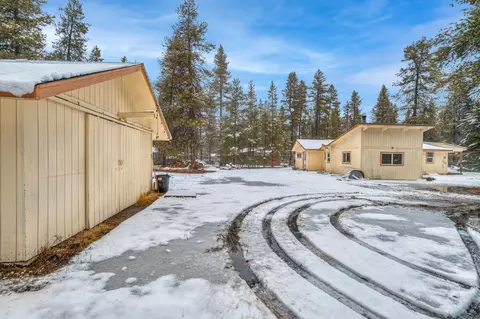 Exterior - 52351 Dustan Rd, La Pine, OR 97739 photo 4 of 11