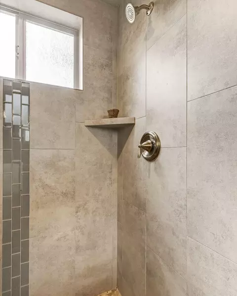 Bath - 61407 Kobe St, Bend, OR 97702 photo 3 of 4