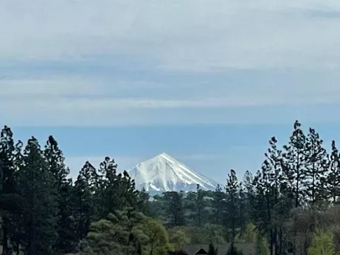 135 Hidden Valley Dr, Eagle Point, OR 97524