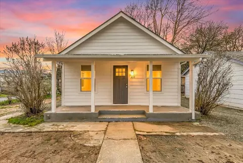 403 SW Burgess St, Grants Pass, OR 97526
