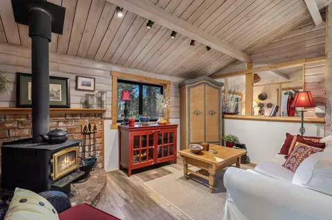 Living - 56585 Lunar Dr, Bend, OR 97707 photo 2 of 4