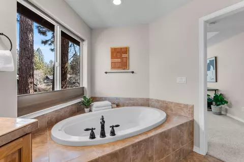 Bath - 61041 Chamomile Pl, Bend, OR 97702 photo 3 of 4