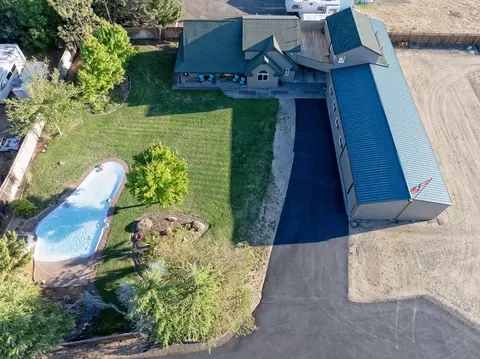 536 Rogue Air Dr, Shady Cove, OR 97539