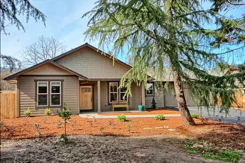 205 N 9th St, Jacksonville, OR 97530