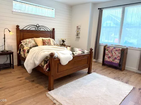 Bedroom - 1005 E Horse Back Trl, Sisters, OR 97759 photo 1 of 2